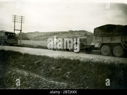 Wehrmachtssoldaten mit Henschel 33D1 WWII German Army Truck, wahrscheinlich Westfront 1942 Stockfoto