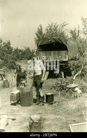 Wehrmachtssoldaten mit Henschel 33D1 WWII German Army Truck, wahrscheinlich Westfront 1942 Stockfoto