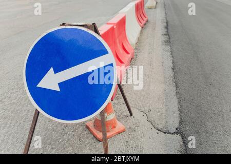 Kunststoff rot-weiße Barriere auf der Straße, Verkehrssicherheit mit Einschränkungen. Gut markierte Gestaltung auf der Straße Stockfoto
