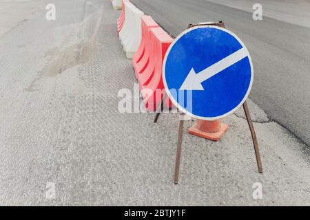 Kunststoff rot-weiße Barriere auf der Straße, Verkehrssicherheit mit Einschränkungen. Gut markierte Gestaltung auf der Straße Stockfoto