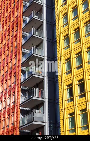 Zentrale St. Giles orange und gelbe Gebäude Stockfoto