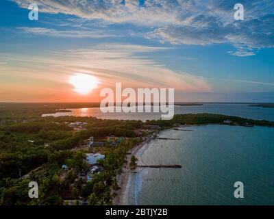 Luftaufnahme der paradiesischen Strände in der kolumbianischen Karibik, mit smaragdgrünem und blauem Wasser und pazifischen Wellen, die an die Küste ankommen Stockfoto