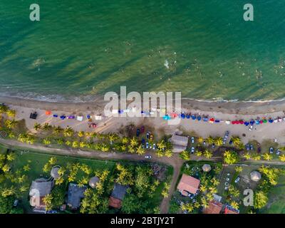 Luftaufnahme der paradiesischen Strände in der kolumbianischen Karibik, mit smaragdgrünem und blauem Wasser und pazifischen Wellen, die an die Küste ankommen Stockfoto