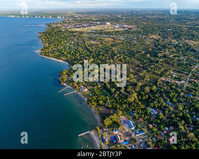 Luftaufnahme der paradiesischen Strände in der kolumbianischen Karibik, mit smaragdgrünem und blauem Wasser und pazifischen Wellen, die an die Küste ankommen Stockfoto