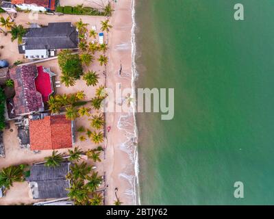 Luftaufnahme der paradiesischen Strände in der kolumbianischen Karibik, mit smaragdgrünem und blauem Wasser und pazifischen Wellen, die an die Küste ankommen Stockfoto