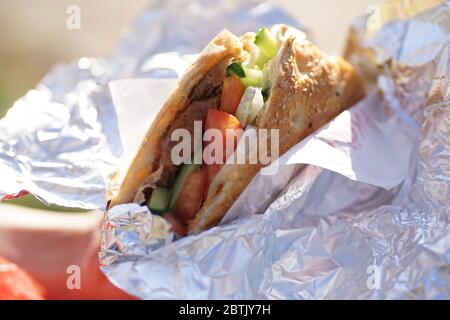 Nahaufnahme eines Berliner Döner Kebab Berliner Döner Kebap aus Folie ausgepackt Stockfoto