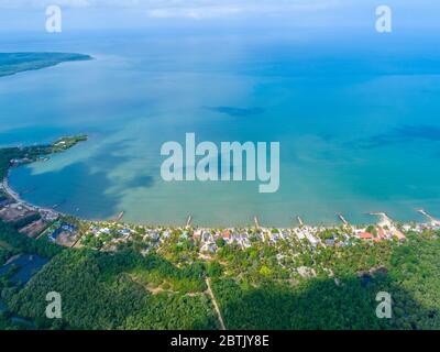 Luftaufnahme der paradiesischen Strände in der kolumbianischen Karibik, mit smaragdgrünem und blauem Wasser und pazifischen Wellen, die an die Küste ankommen Stockfoto