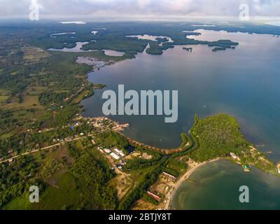 Luftaufnahme der paradiesischen Strände in der kolumbianischen Karibik, mit smaragdgrünem und blauem Wasser und pazifischen Wellen, die an die Küste ankommen Stockfoto