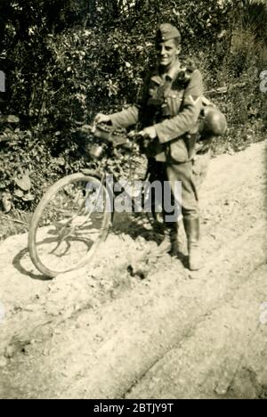 Wehrmacht Fahrradsoldat in Frankreich, wahrscheinlich 1940 Stockfoto