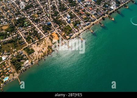 Luftaufnahme der paradiesischen Strände in der kolumbianischen Karibik, mit smaragdgrünem und blauem Wasser und pazifischen Wellen, die an die Küste ankommen Stockfoto