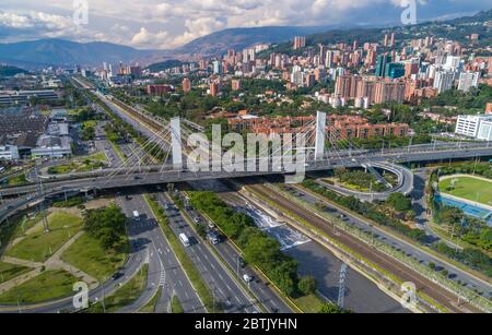 Eine Luftaufnahme der emblematischen Brücke über Medellin City namens 4 Sur, die westliche und östliche Seite der Stadt über den Medellin River verbindet Stockfoto