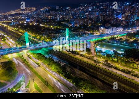 Eine Nacht Luftaufnahme der emblematischen Brücke auf Medellin City genannt 4 Sur, die westlichen und östlichen Seiten der Stadt über den Medellin River verbindet Stockfoto