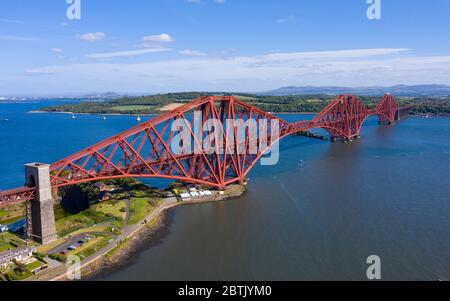 Luftaufnahme der Forth Bridge, die den Fluss Forth bei North Queensferry, Fife, Schottland, Großbritannien überquert Stockfoto