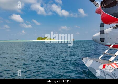 Exotische Szene mit Wasserflugzeug auf den Malediven. Erstaunliche Reise Hintergrund in exotischen Ziel. Urlaub oder Urlaub auf den Malediven Konzept Hintergrund Stockfoto