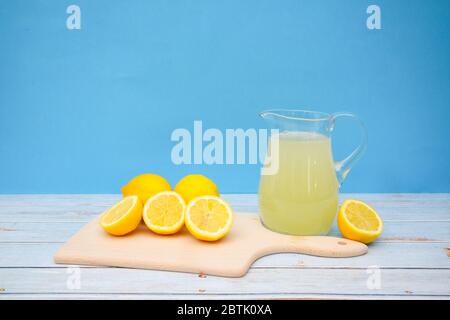 Frische Zitronen und Zitronensaft auf dem Tisch Stockfoto