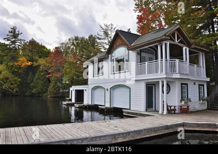 Glan Orchard, Ontario / Kanada - 10/05/2008: Bootshaus eingebettet zwischen den Ahornbäumen. Pier für Boot und Balkon für einen blick auf den See. Stockfoto