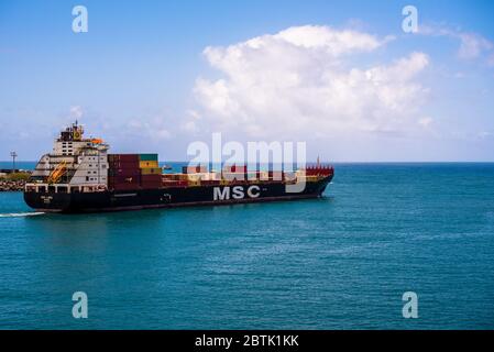 Port Reunion, Reunion - 20. Januar 2018. Ein Frachtschiff fährt von Port Reunion aus auf See. Stockfoto