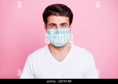 Porträt von positiven fröhlichen imposanten mittleren östlichen Mann suchen hören covid-19 Infektion Quarantäne Nachrichten tragen weiße medizinische Maske Outfit isoliert über Stockfoto