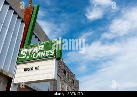 Carthage, Missouri, USA - 6. Juli 2014: Blick auf die Fassade der Bowlingbahn Star Lanes in der Stadt Carthage im US-Bundesstaat Missouri. Stockfoto