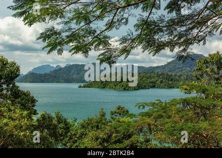 Cheow Lan See im Süden Thailands Stockfoto