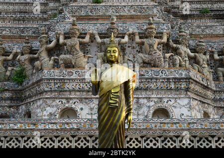 Golden Buddha steht vor einem Chedi im Wat Pho in Bangkok Stockfoto
