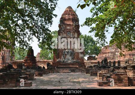 Wunderschöner Chedi mit einer Buddha-Statue, Wat Phra Mahathat in Ayutthaya Stockfoto