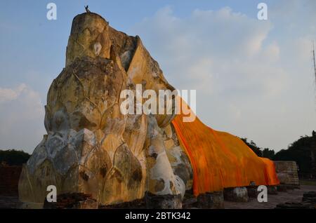 Riesiger liegender Buddha im Wat Lokayasutharam in Ayutthaya Stockfoto