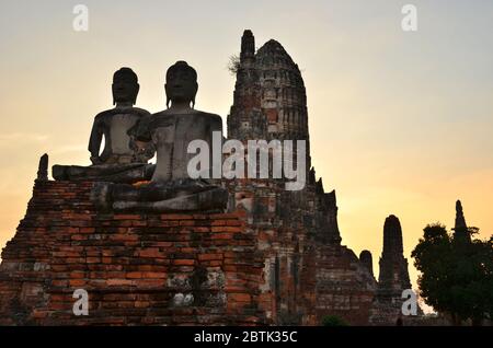 Buddha-Statuen vor dem beeindruckenden Prang im Wat Chaiwatthanaram in Ayutthaya Stockfoto