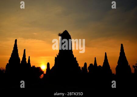 Romantischer Sonnenuntergang im Wat Chaiwatthanaram in Ayutthaya Stockfoto