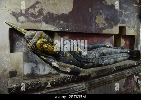 Kostbare alte liegende buddha-Statue im Wat Phutthai Sawan in Ayutthaya Stockfoto