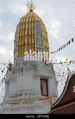 Prang des goldweißen Wat Phra Si Ratana Mahathat in Phitsanulok Stockfoto