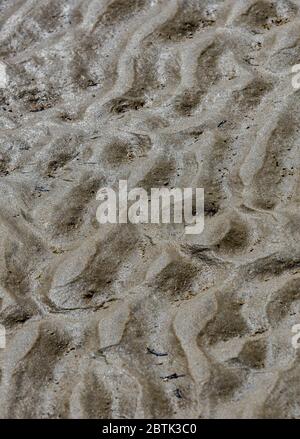 Muster im Sand am Strand bei Ebbe. Stockfoto