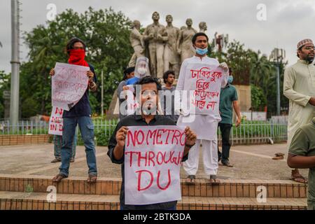 Demonstranten, die während des Protestes Plakate halten.Mitglieder der Studentengewerkschaft von Bangladesch haben gefordert, den Bau der U-Bahn im Campus-Bereich der Raju Memorial Sculpture nahe der Dhaka University zu stoppen. Stockfoto