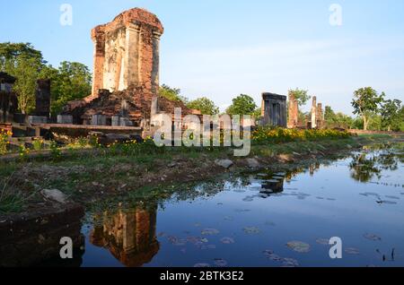 Spiegelwirkung der Ruinen von Wat Chetuphon in Sukhothai Stockfoto