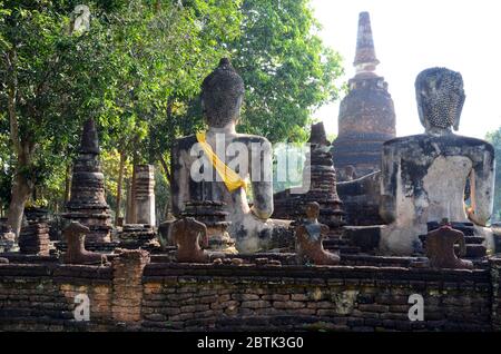 Sitzende Buddha-Statuen im Wat Phra Kaew in Kamphaeng Phet Stockfoto