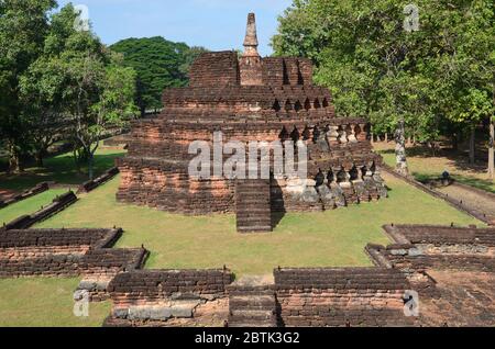 Panoramasicht auf die ehemalige Ordinationshalle des Wat Phra Kaew in Kamphaeng Phet Stockfoto