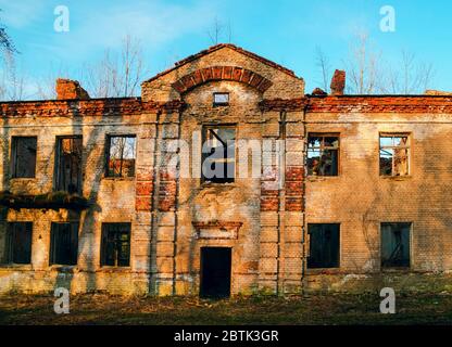 Ein altes, verlassene zweistöckiges Ziegelgebäude. Wsewoloschsk. Leningrad Stockfoto