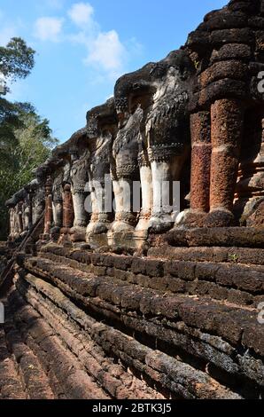 Eine Reihe von Elefanten am Fuße des Chedi des Wat Chang Rop in Kamphaeng Phet Stockfoto