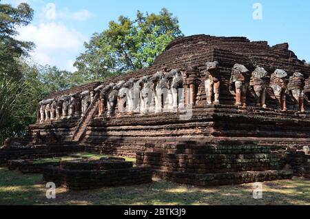 Wat Chang Rop in Kamphaeng Phet, einem Tempel umgeben von Elefanten Stockfoto