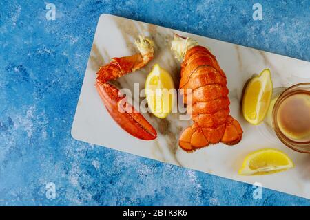 Abendessen mit gekochten, fertig zu essen Hummer Stücke in den Tisch mit Zitrone und Butter Sauce Stockfoto