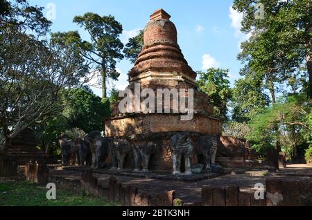 Chedi von Wat Chang in Kamphaeng Phet, früher von Elefanten umgeben Stockfoto