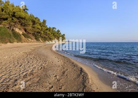 Sonnenaufgang in Kriopigi Beach. Der Halbinsel Kassandra von Chalkidiki, Griechenland Stockfoto