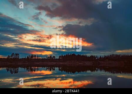 Sonnenuntergang über dem See im Frühling. Wsewoloschsk. Leningrad Stockfoto