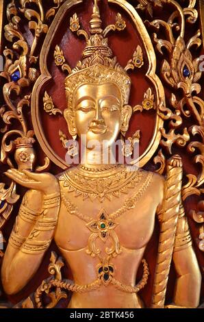 Unglaubliche Schönheit im Wat Phra Singh in Chiang Rai: Bild eines goldenen Buddha auf einer Blende Stockfoto