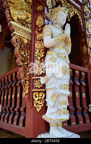 Weiße buddha-Statue im Wat Phra Singh in Chiang Rai Stockfoto