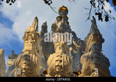 Erschreckender Drache am Boden eines weißen Chedi, Chiang Rai Stockfoto