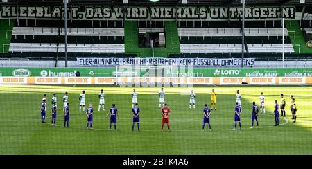 HANDOUT - 26. Mai 2020, Bayern, Fürth: Fußball: 2. Bundesliga, SpVgg Greuther Fürth - VfL Osnabrück, 28. Spieltag im Ronhof Thomas Sommer Sportpark. Die Spieler beider Teams beginnen das Spiel während einer Schweigeminute für die Opfer der Corona-Pandemie im Mittelpunkt. Ein Fan-Banner hängt im Hintergrund mit der Aufschrift "Ihr Unternehmen braucht Reform. Kein Fußball ohne Fans. Foto: Lukas Barth-Tuttas/epa-POOL/dpa - nur zur Nutzung gemäß vertraglicher Vereinbarung Stockfoto