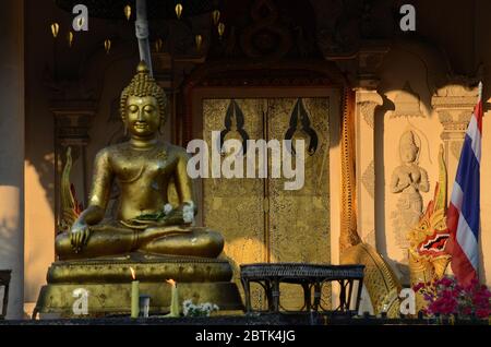 Sitzende Buddha-Statue im Wat Phan Tao in Chiang Mai Stockfoto