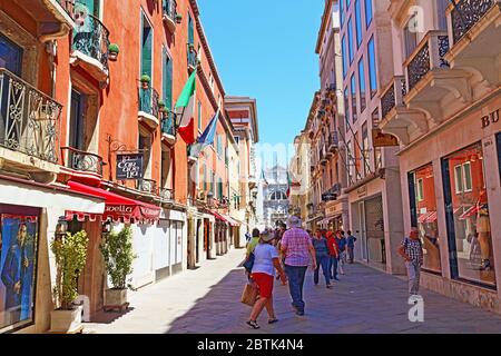 Touristen einkaufen und genießen Sie die malerische Aussicht auf die malerischen Straßen und Plätze in der historischen Altstadt von Venedig, Italien an schönen Tag, Juni 2016 Stockfoto