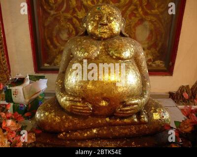 Fetter goldener Buddha im Wat Phanan Choeng in Ayutthaya Stockfoto